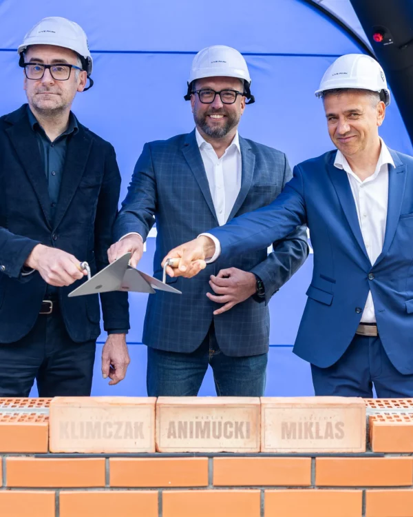 Karol Klimczak, Marcin Animucki i Leszek Miklas podczas uroczystego wmurowania kamienia węgielnego pod budowę Centrum Mediowego Live Park Ekstraklasy.