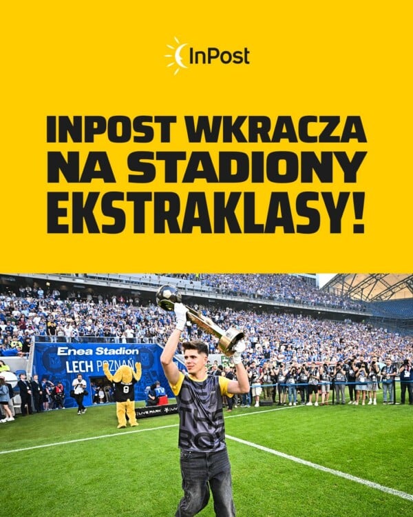 Żółty plakat reklamowy z logo InPost i napisem „InPost wkracza na stadiony Ekstraklasy!”. Na zdjęciu poniżej kurier unosi puchar Mistrza Polski na murawie stadionu Lecha Poznań.