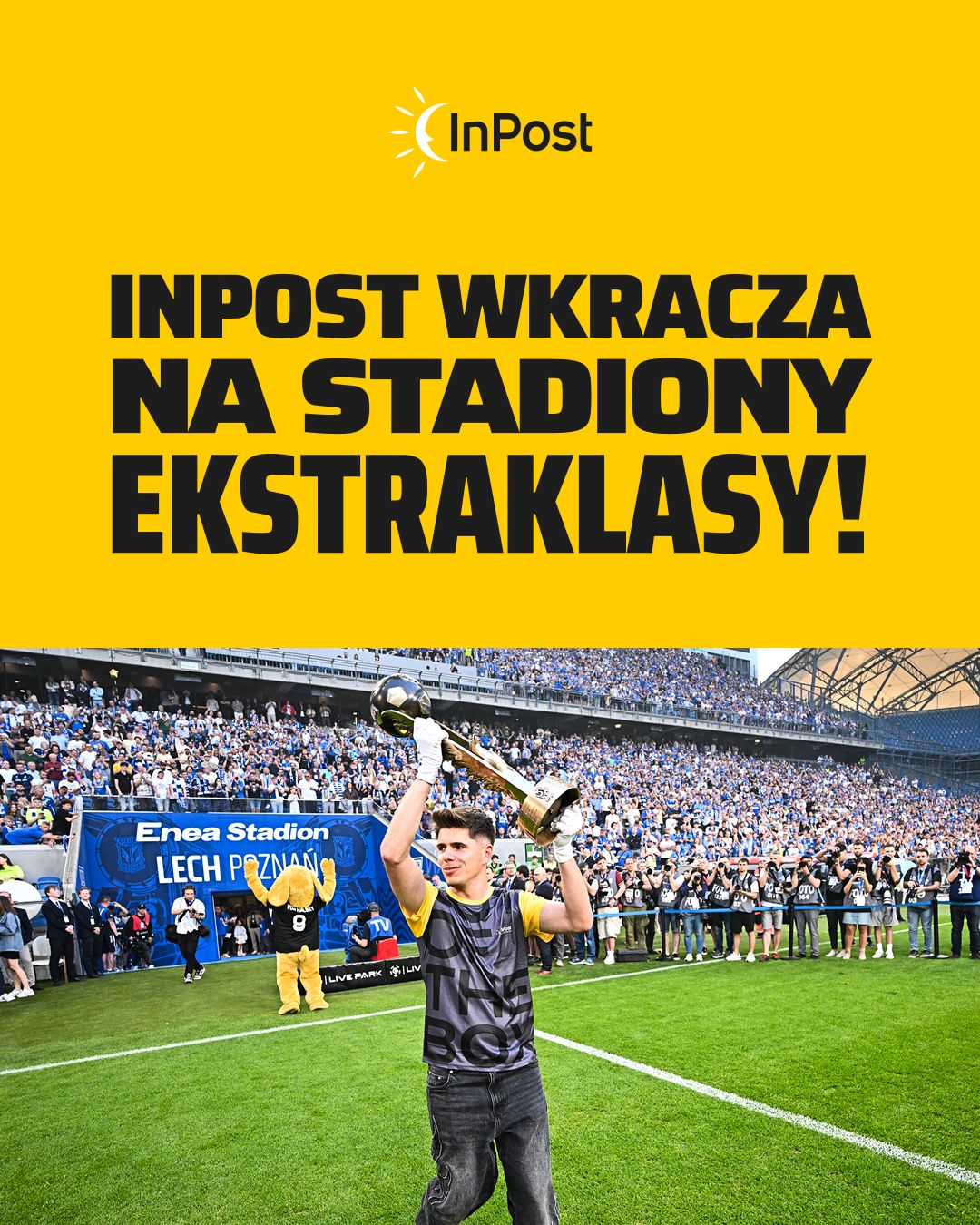 Żółty plakat reklamowy z logo InPost i napisem „InPost wkracza na stadiony Ekstraklasy!”. Na zdjęciu poniżej kurier unosi puchar Mistrza Polski na murawie stadionu Lecha Poznań.