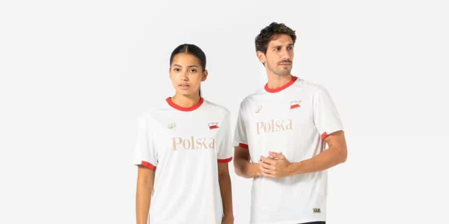 Kobieta i mężczyzna w biało-czerwonych koszulkach piłkarskich dla kibiców reprezentacji Polski z kolekcji Decathlon Kipsta na białym tle.