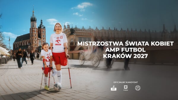 Dwie zawodniczki amp futbolu na tle Krakowa z napisem „Mistrzostwa Świata Kobiet Amp Futbol Kraków 2027” i oznaczeniem „oficjalny kandydat”.