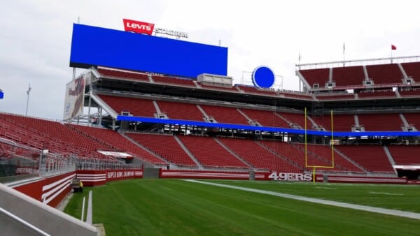 Levi’s Stadium w Santa Clara z zasłoniętym brandingiem i niebieskim ekranem przygotowanym na Mistrzostwa Świata FIFA 2026.