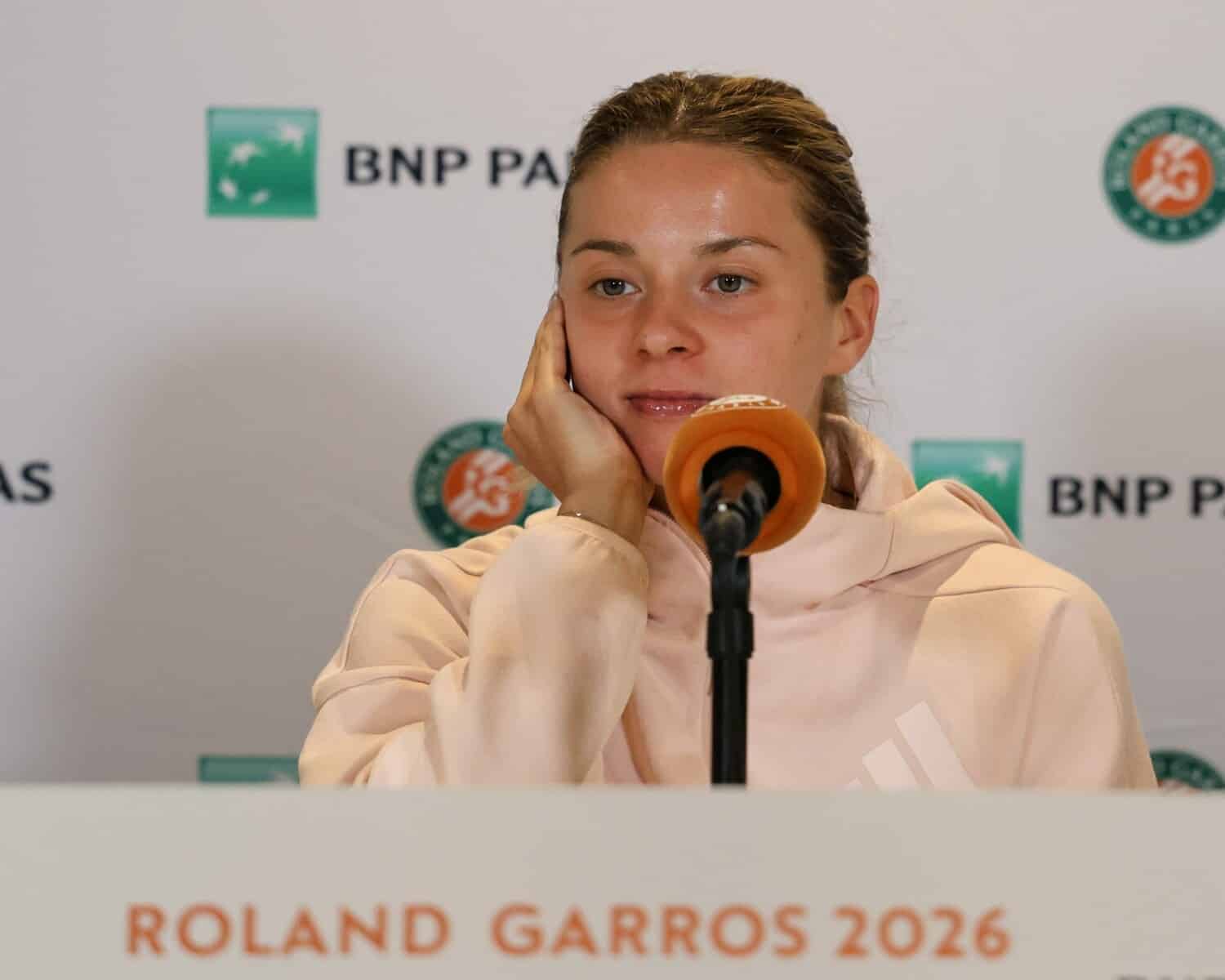 Tenisistka Maja Chwalińska podczas konferencji prasowej na turnieju Roland Garros 2026, siedząca przy mikrofonie na tle ścianki sponsorskiej BNP Paribas.