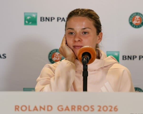 Tenisistka Maja Chwalińska podczas konferencji prasowej na turnieju Roland Garros 2026, siedząca przy mikrofonie na tle ścianki sponsorskiej BNP Paribas.
