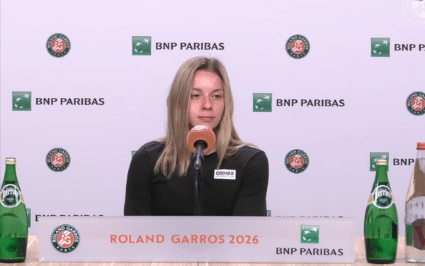 Maja Chwalińska podczas konferencji prasowej na turnieju Roland Garros w 2026 roku ubrana w koszulkę z logo sponsora Oshee