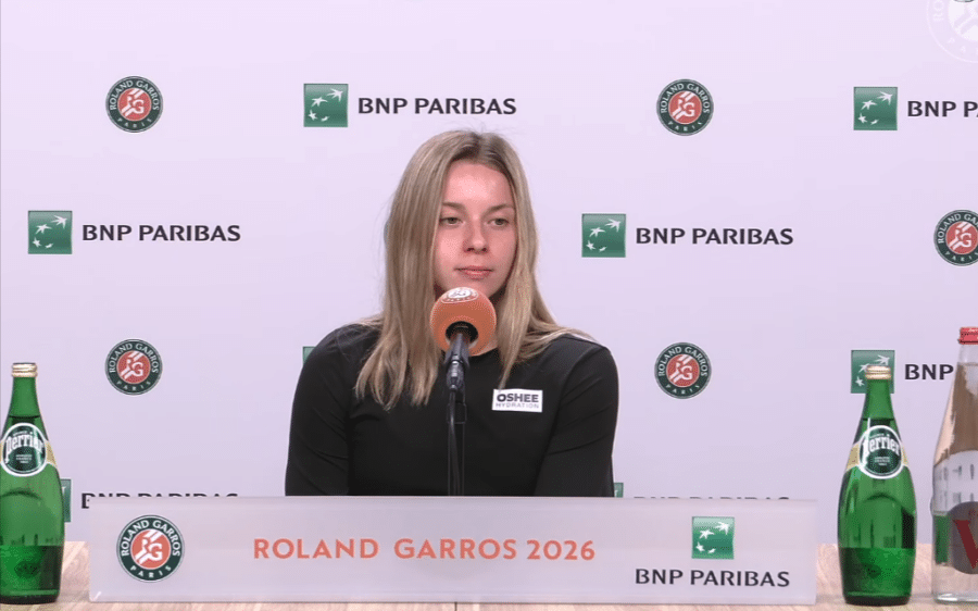 Maja Chwalińska podczas konferencji prasowej na turnieju Roland Garros w 2026 roku ubrana w koszulkę z logo sponsora Oshee