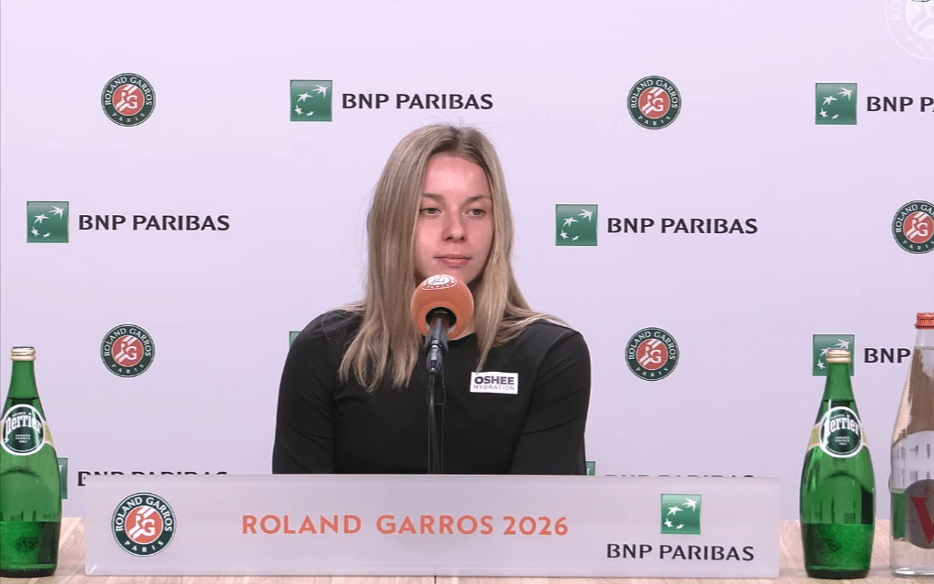 Maja Chwalińska podczas konferencji prasowej na turnieju Roland Garros w 2026 roku ubrana w koszulkę z logo sponsora Oshee