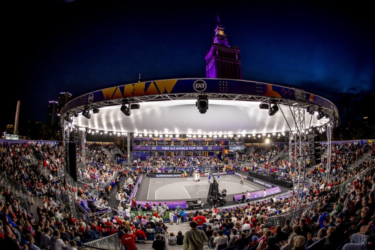 Wypełniona arena podczas dużego wydarzenia sportowego z liczną publicznością