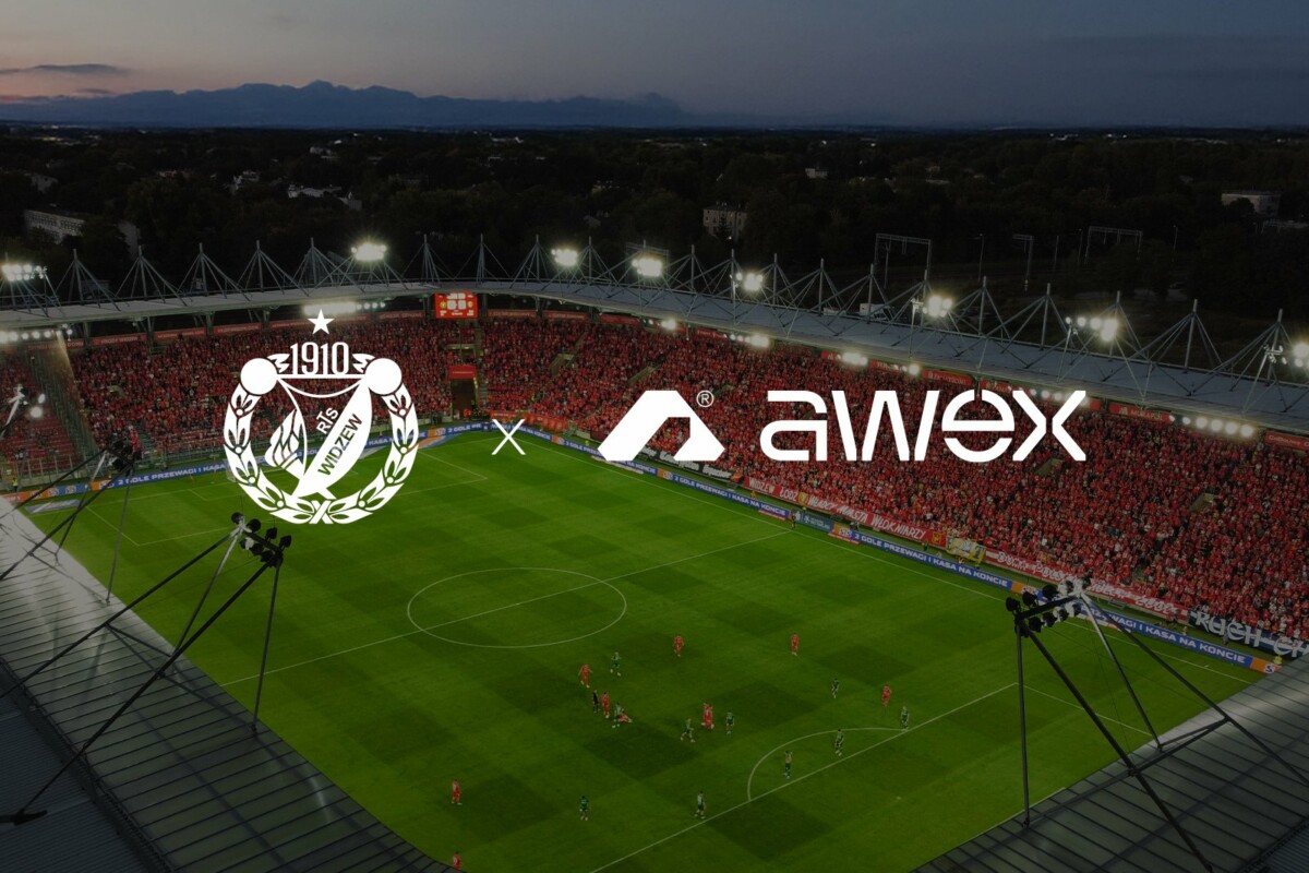 Stadion Widzewa Łódź z lotu ptaka podczas meczu, z widocznym pełnymi trybunami i nałożonymi logotypami Widzewa Łódź oraz firmy AWEX połączonymi znakiem X