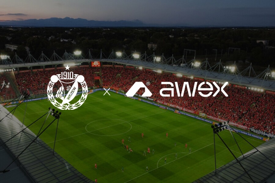 Stadion Widzewa Łódź z lotu ptaka podczas meczu, z widocznym pełnymi trybunami i nałożonymi logotypami Widzewa Łódź oraz firmy AWEX połączonymi znakiem X