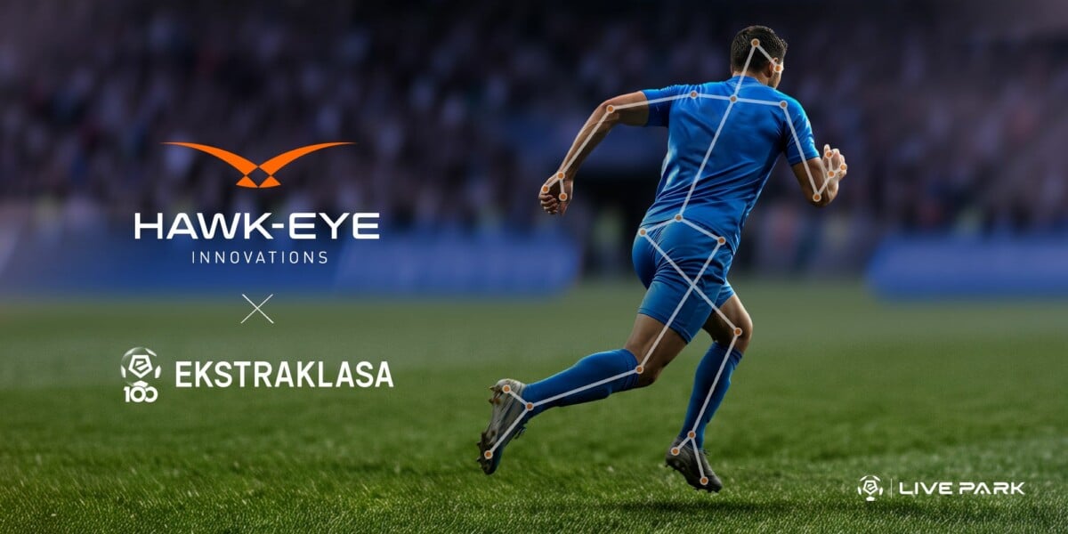 Piłkarz na boisku z nałożoną siatką śledzenia ruchu SkeleTRACK oraz logotypy Hawk-Eye Innovations, Ekstraklasa i Live Park.
