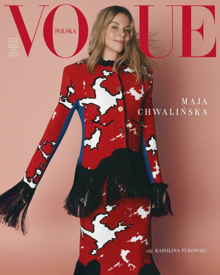 Maja Chwalińska na okładce Vogue Polska w czerwono-czarnej stylizacji z efektownymi frędzlami.