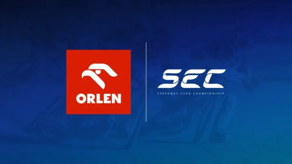 Logo ORLEN oraz logo Speedway Euro Championship na niebieskim tle z żużlowcami w tle, symbolizujące współpracę strategiczną.