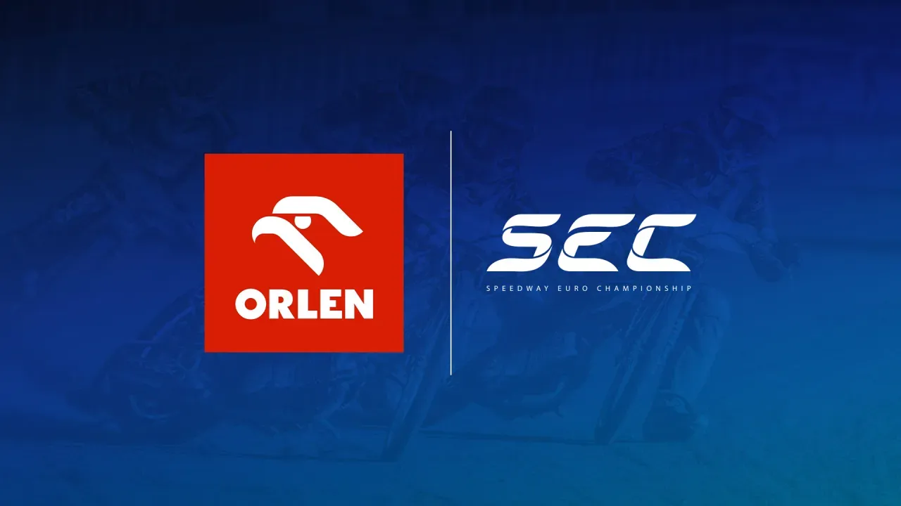 Logo ORLEN oraz logo Speedway Euro Championship na niebieskim tle z żużlowcami w tle, symbolizujące współpracę strategiczną.