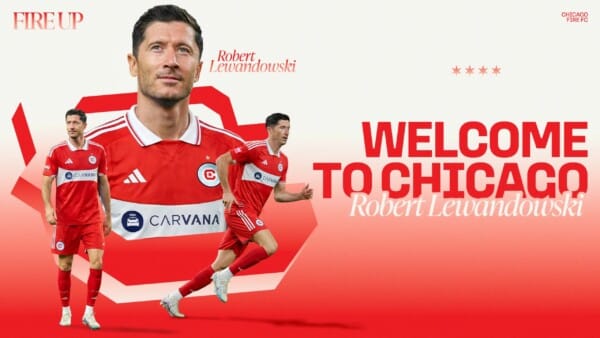 Grafika powitalna Roberta Lewandowskiego w klubie Chicago Fire FC. Robert Lewandowski pozuje w czerwono-białym stroju meczowym drużyny z napisem „Welcome to Chicago”.