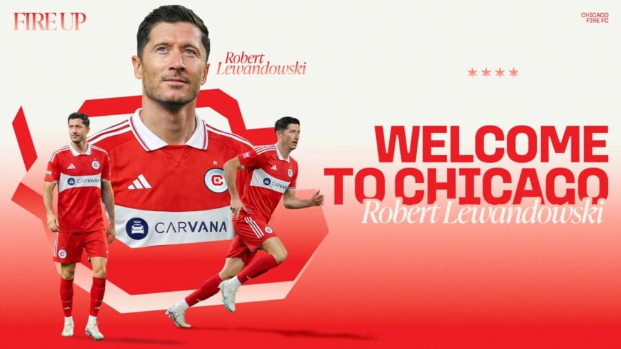 Grafika powitalna Roberta Lewandowskiego w klubie Chicago Fire FC. Robert Lewandowski pozuje w czerwono-białym stroju meczowym drużyny z napisem „Welcome to Chicago”.