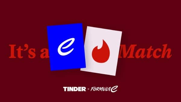 Grafika promocyjna partnerstwa Tinder i Formuły E z napisem „It's a Match” oraz logotypami obu marek.