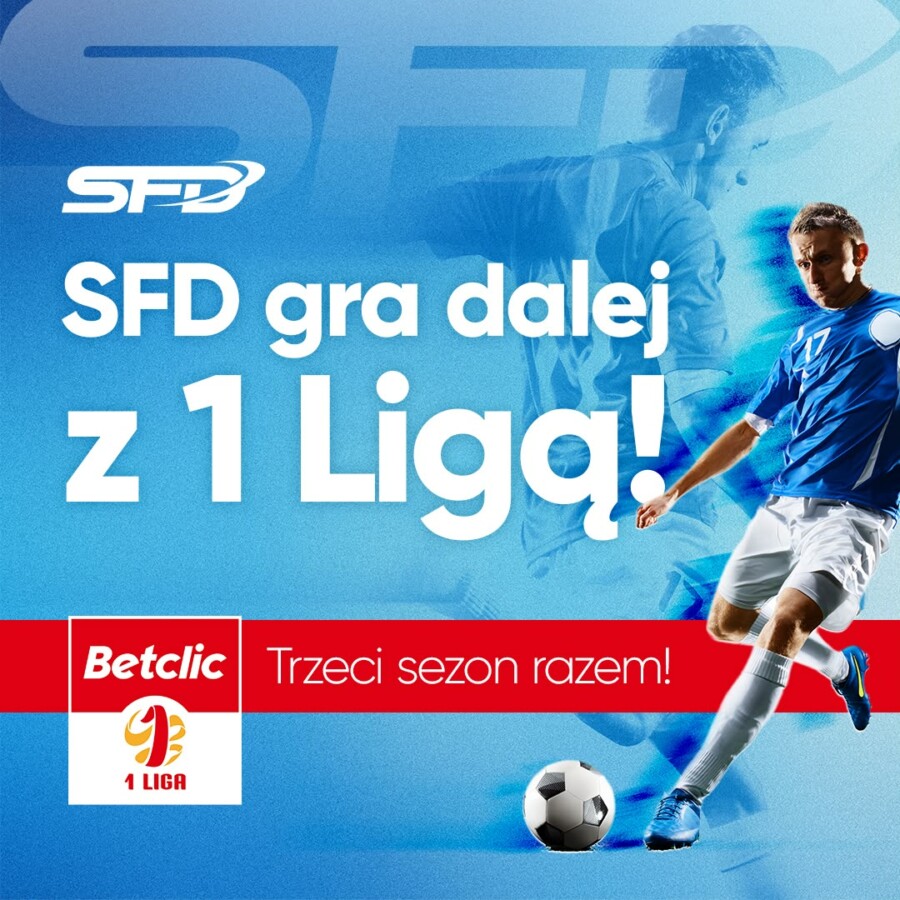 Grafika z logotypami SFD, Betclic i 1 Ligi oraz piłkarzem kopiącym piłkę. Na grafice widnieje napis "SFD gra dalej z 1 Ligą!" oraz "Trzeci sezon razem!". Tło jest niebiesko-białe z dużym, przezroczystym logo SFD.