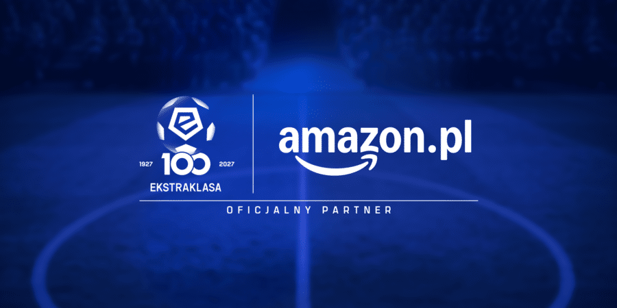 Logo Ekstraklasy na jubileusz 100-lecia oraz logo Amazon.pl z podpisem Oficjalny Partner na niebieskim tle boiska piłkarskiego.