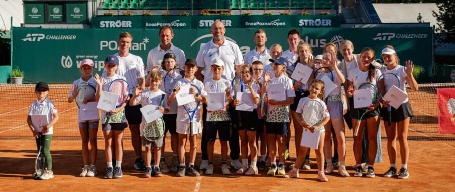 Minister Jakub Rutnicki podczas ogłaszania dotacji z programów Tenisowe Orły i Szatnia na medal w Wielkopolsce.