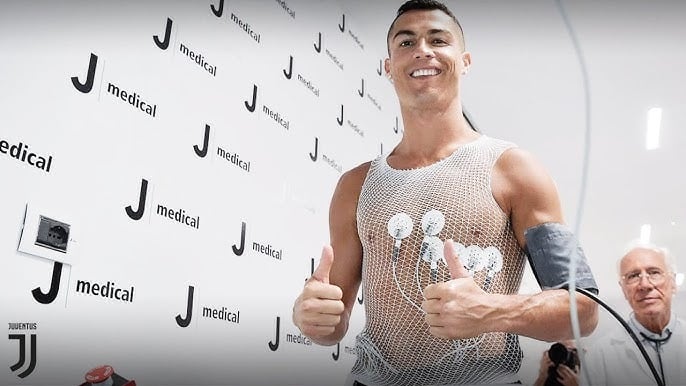 Cristiano Ronaldo przechodzący badania medyczne w klinice J Medical przed transferem do Juventusu