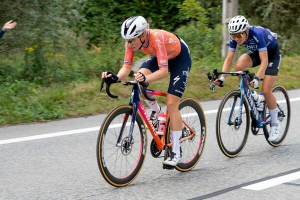 Demi Vollering w pomarańczowym stroju jadąca na rowerze szosowym podczas Tour de France Femmes