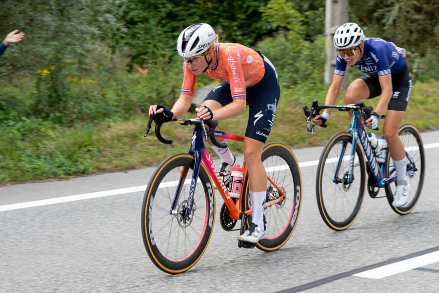 Demi Vollering w pomarańczowym stroju jadąca na rowerze szosowym podczas Tour de France Femmes