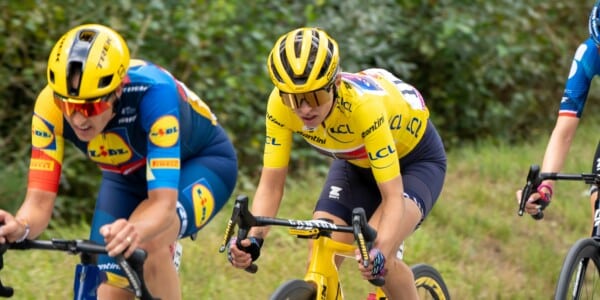 Kolarzki FDJ United-Suez i liderka Tour de France Femmes jadą w żółtych koszulkach podczas wyścigu kolarskiego.