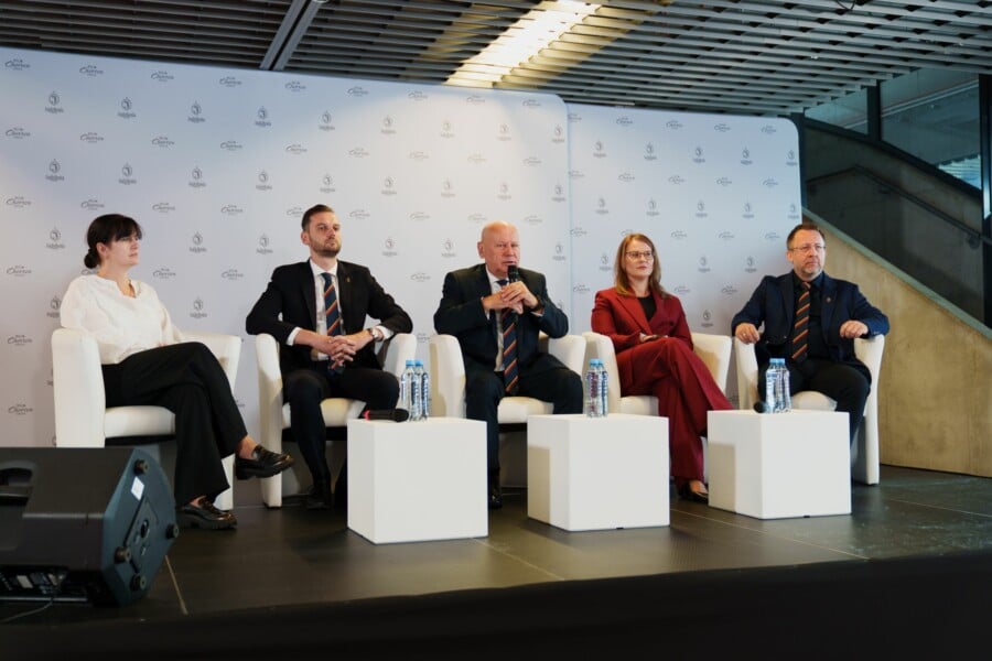Przedstawiciele Jagiellonii Białystok podczas konferencji prasowej dotyczącej budowy nowego kompleksu treningowego przy ulicy Ciołkowskiego.